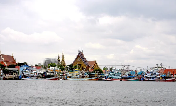 SAMUT SONGKHRAM, TAILANDIA-AGOSTO 2014: Embarcación de pescadores Imagen De Stock