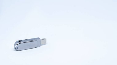 Usb flaş belleği beyaz üzerine izole edildi