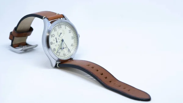 Analogowy Zegarek Rękę Brązową Tarczą Skórzaną Bransoletką — Zdjęcie stockowe