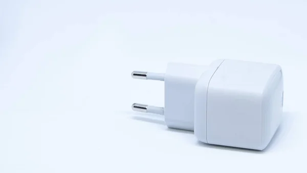Mobil ekipman bataryaları için AC adaptörü bir çıkış portu ve USB-C konnektörleri ile bağlı kablo beyaz izole arkaplan