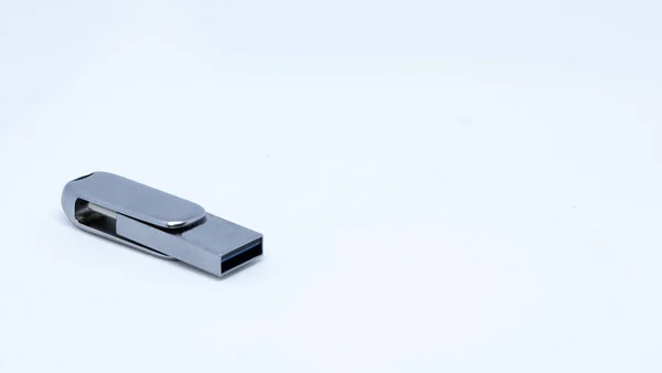 Usb flaş belleği beyaz üzerine izole edildi