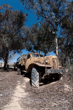 terk edilmiş bir ordu kamyonu.
