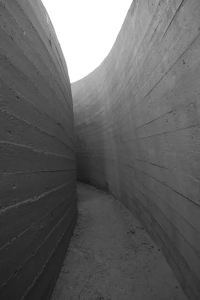 dar beton tünel.