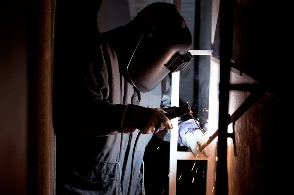 bir Kaynakçı Kaynak metal.