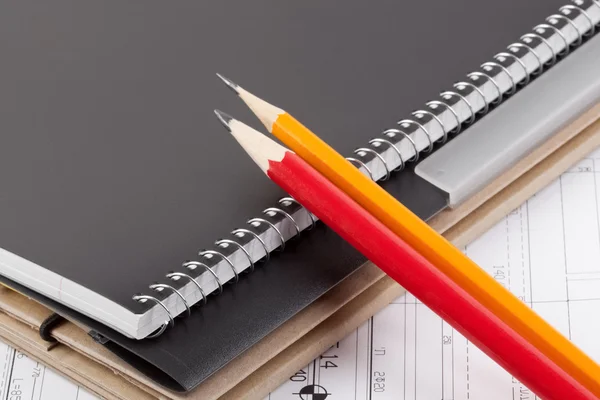 Zápisník, složky a tužky. — Stock fotografie