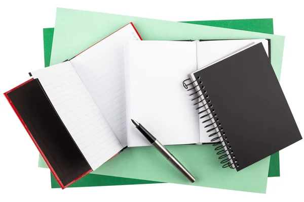 노트북 및 질감된 종이에 만년필.