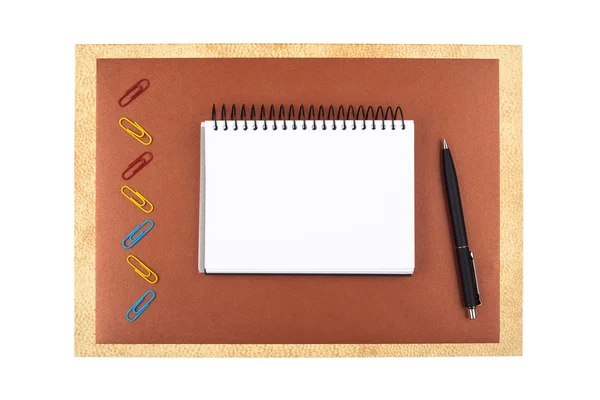 Ноутбук на коричневой текстурной бумаге, имитирующий рамку . — стоковое фото