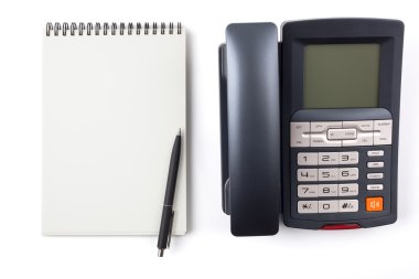 bir dizüstü bilgisayar ve dijital telefon siyah tükenmez kalem.