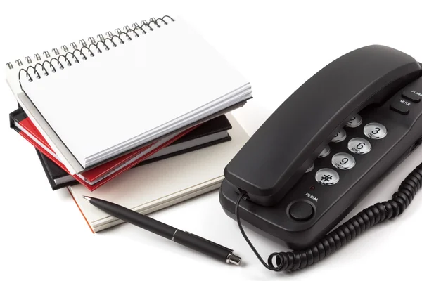 dizüstü bilgisayarlar ve siyah telefon yığını.