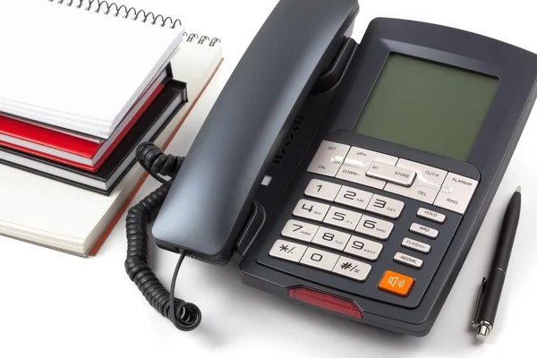 dizüstü bilgisayarlar ve dijital telefon yığını.