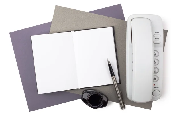 defter, dolma kalem, mürekkep ve telefon dokulu kağıt.