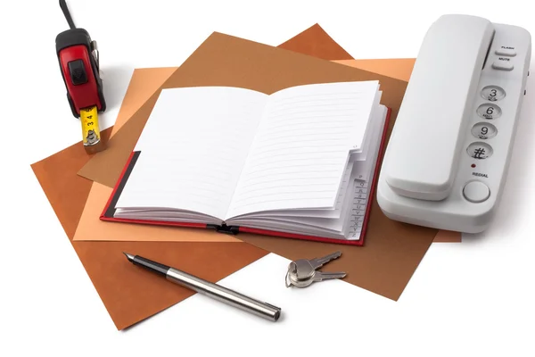 Zápisník, Svinovací metr a bílý telefon na tvarovaných papíru. — Stock fotografie