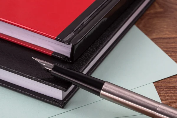 Cuadernos y pluma estilográfica en textura de madera . — Foto de Stock