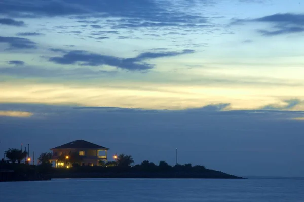 Rumah Bunglow Selama Matahari Terbenam Berdiri Pulau Buatan Manusia Port — Stok Foto