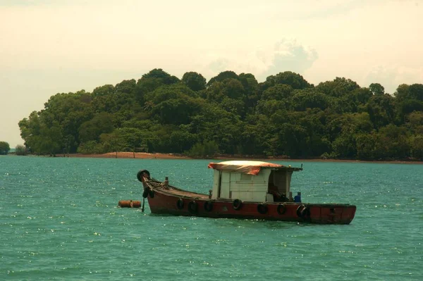 Dřevěný Rybářský Člun Odpočívající Moři Port Dickson Malajsie — Stock fotografie