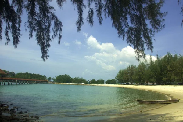 말레이시아의 포트딕슨 해변에 나무로 보행자용 다리가 잔잔하고 아름다운 — 스톡 사진