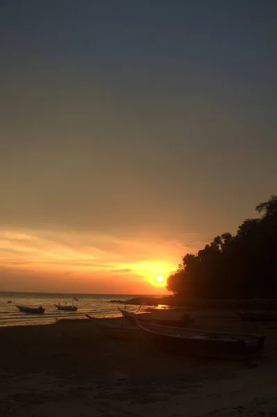 Barca Pesca Sotto Tramonto Sulla Spiaggia Teluk Kemang Port Dickson — Foto Stock