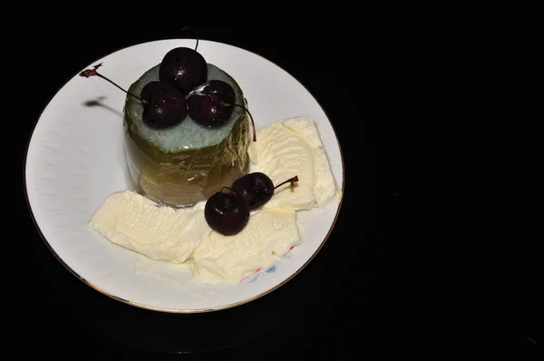 Jalea de cerezas con helado —  Fotos de Stock