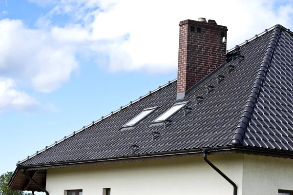 Casa con un tejado moderno — Foto de Stock