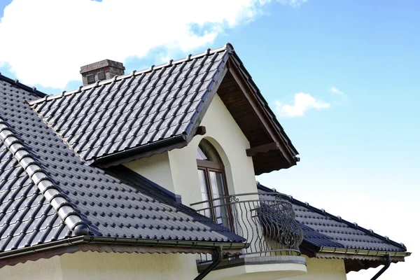 Woning met een moderne dak Rechtenvrije Stockfoto's