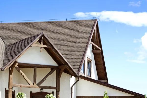 Casa con un tetto marrone — Foto Stock