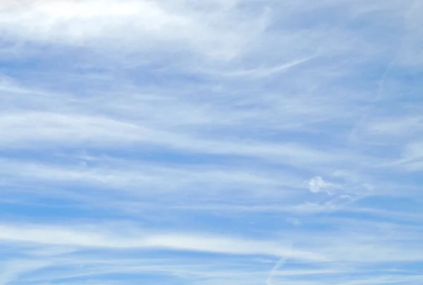 Блакитне небо з хмарами крупним планом. Анотація. фон — стокове фото