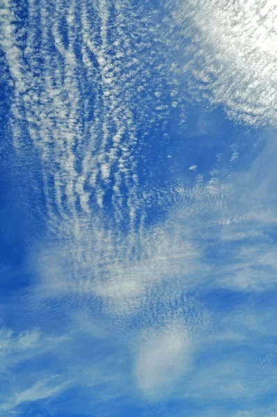 Céu azul com nuvens fechadas. Abstrato. contexto — Fotografia de Stock