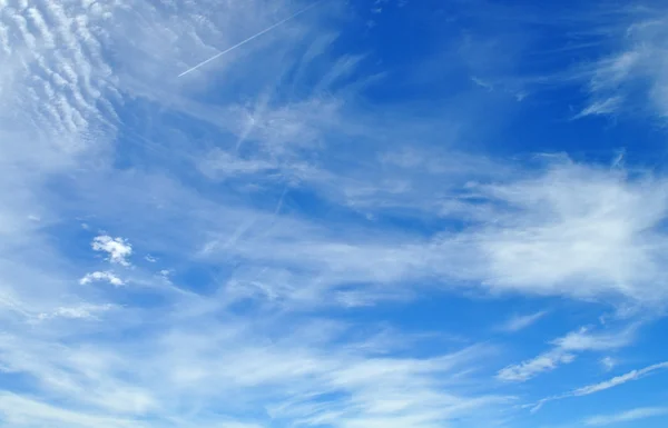 Cielo azul con nubes de primer plano. Abstracto. antecedentes — Foto de Stock