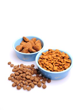 Mavi seramik köpekler kase. Beyaz arka plan üzerinde izole kase kuru köpek maması. Kuru Köpek Gıda beyaz arka plan üzerinde izole