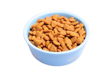 Mavi seramik köpekler kase. Beyaz arka plan üzerinde izole kase kuru köpek maması. Kuru Köpek Gıda beyaz arka plan üzerinde izole