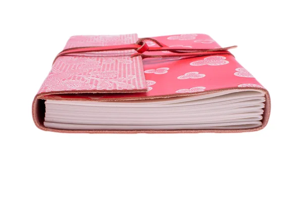 Beyaz arka plan üzerinde izole pembe deri notebook — Stok fotoğraf