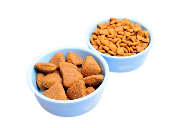 Niebieski psy ceramiczna miska. Sucha karma dla psów w miska na białym tle. Pies suche jedzenie na białym tle — Zdjęcie stockowe