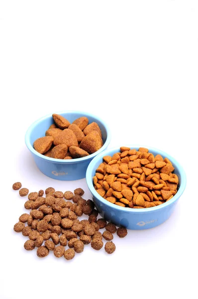 Ciotola per cani in ceramica blu. Cibo secco per cani in ciotola isolato su sfondo bianco. Cibo secco per cani isolato su sfondo bianco — Foto Stock