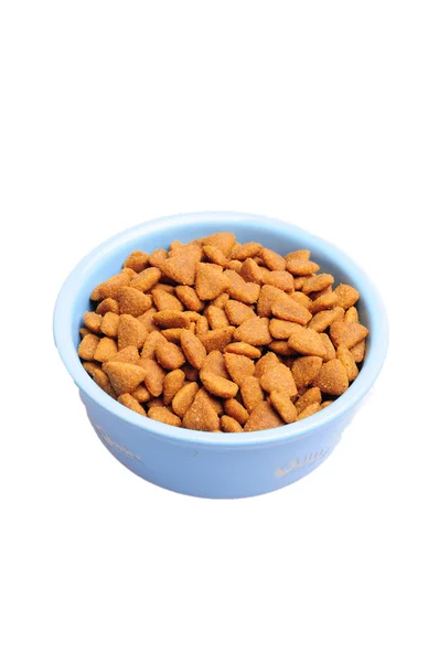 Ciotola per cani in ceramica blu. Cibo secco per cani in ciotola isolato su sfondo bianco. Cibo secco per cani isolato su sfondo bianco — Foto Stock