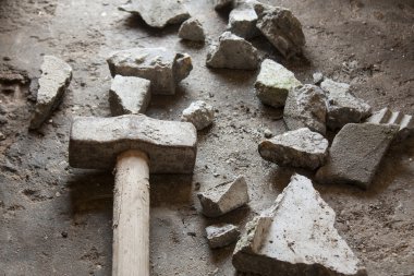 Beton moloz enkaz çekiç ile