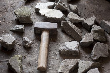 Beton moloz enkaz çekiç ile