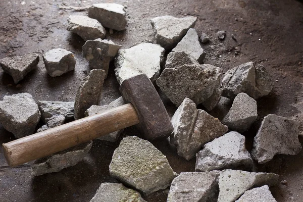 Обломки бетона с молотком — стоковое фото