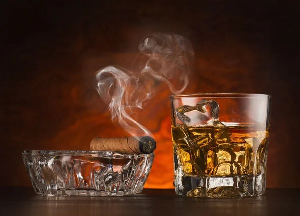 Glas whisky och cigarr — Stockfoto