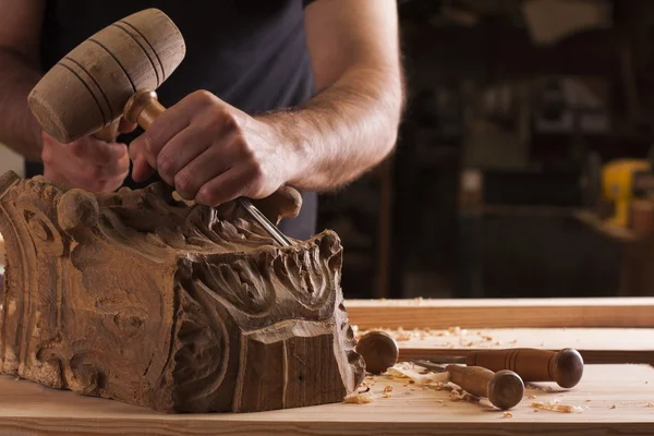 Artesano tallando madera — Foto de Stock