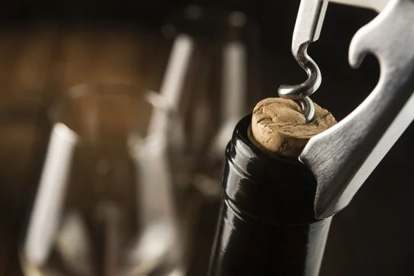 Ouverture bouteille de vin avec un tire-bouchon — Photo