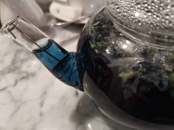 Çaydanlıkta mavi çay. Bir restoranda hizmet etmek. 