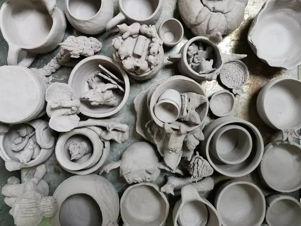 Çamurdan yapılmış kil kap ve el sanatları kurutulur ve kızartılmak üzere hazırlanır.