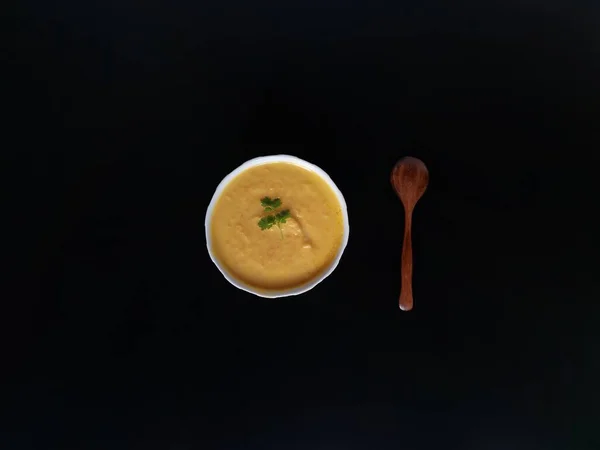 Вегетаріанський осінній гарбузовий суп на чорному тлі — стокове фото