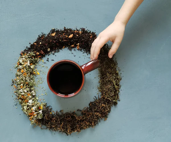 Çocuk eli bir kupa çay alır. Çay partisi konsepti