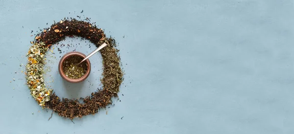 Çay eşli kalabalar ve bomba farklı çay çeşitleri çemberinde.