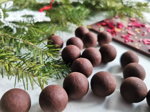  Yer mantarları ve el yapımı çikolatalar köknar dalları ve Noel süslemelerinin arka planında