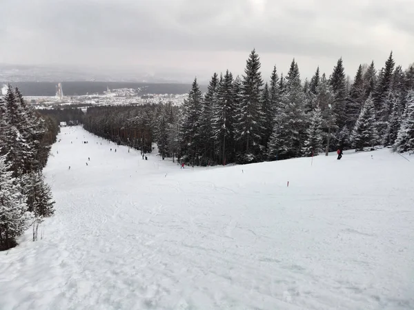 Pista de esqui no fundo da cidade de Zlatoust, Ural, Rússia — Fotografia de Stock