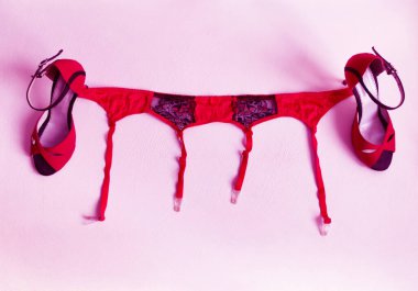 Kırmızı ayakkabılar ve çorap kemeri. Pembe tonlama. Sevgililer Günü 'ne seks hazırlığı