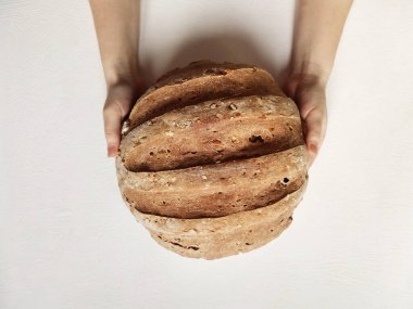 Evde mayalı çavdar ekmeği. Kadın kol mesafesinde tutuyor.