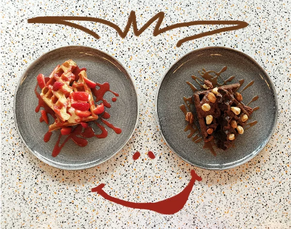 Güzel tabaklar üzerinde Viyana waffle 'ı olan yaratıcı bir resim. Üst Manzara. Seçim konsepti. Çocuk menüsü — Stok fotoğraf